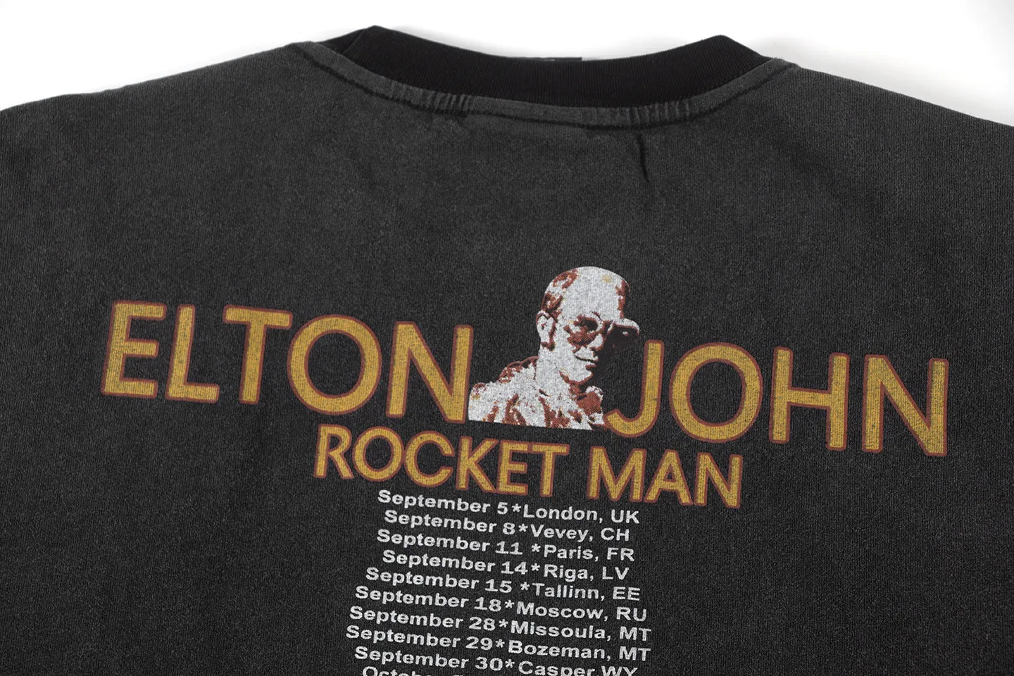 ♻️Style number: 875 P136 Washed T Vintage SAINT MICHACL x band theme print vintage short-sleeved high street washed distressed short-sleeved white ink direct-jet print Elton John Rocket man tour shirt-2007 High-density 280g pure cotton Comfortable feel and stiff silhouette Size: (S-M-L-XL) Color: Washed black